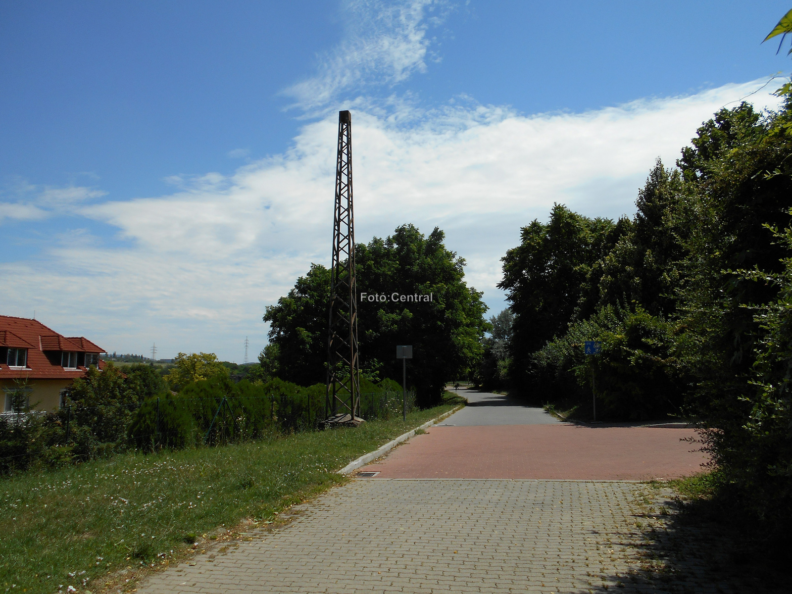 Az egykori nyomvonal a viadukt felé nézve.