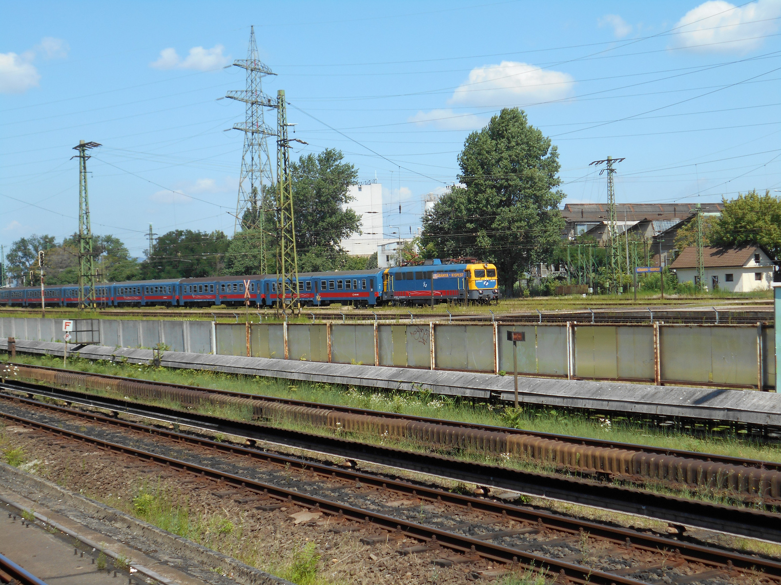 Kőbánya–Kispest metróállomás.A háttérben pedig a vasútállomás.