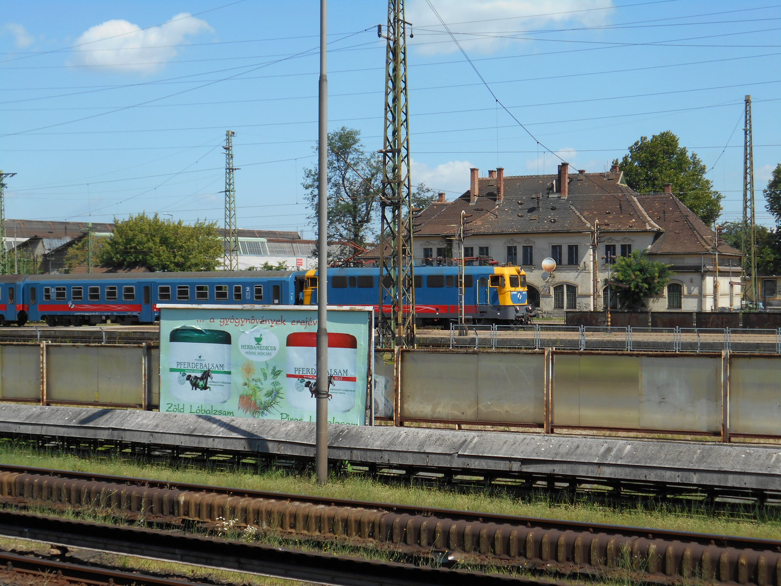 Kőbánya–Kispest metróállomás.A háttérben pedig a vasútállomás.