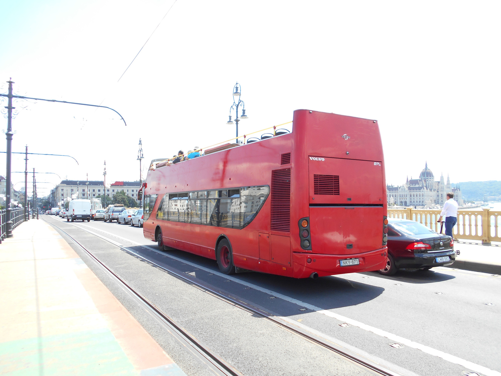 Volvo városnéző autóbusz Budapesten.