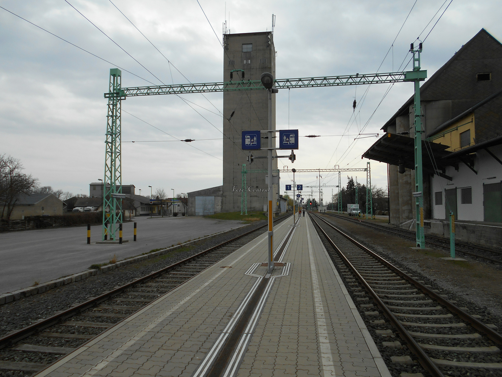 Az állomás peronja Pomogy állomás felé nézve.