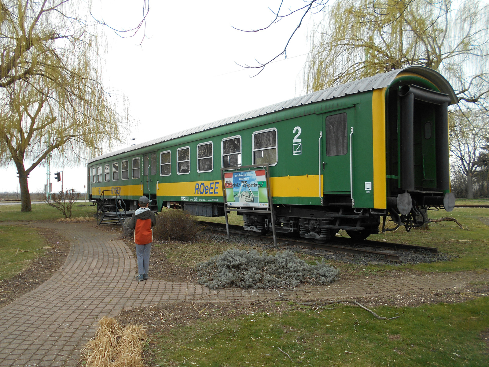 A parkban kiállított személykocsi.