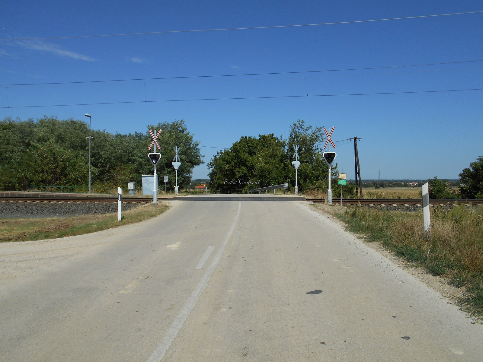 A megállóhelynél lévő vasúti átjáró a 84-es sz. főút felől nézve