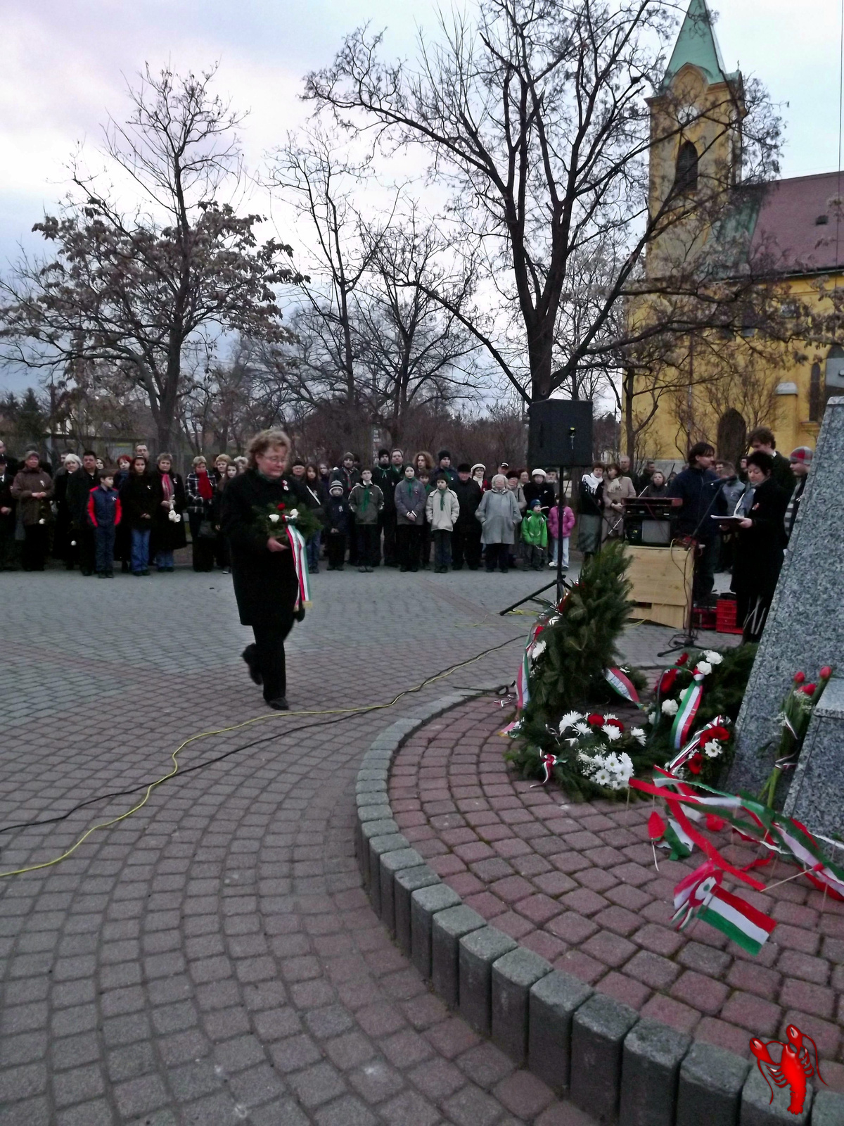 Szabó Tiborné (KDNP) helyez el koszorút