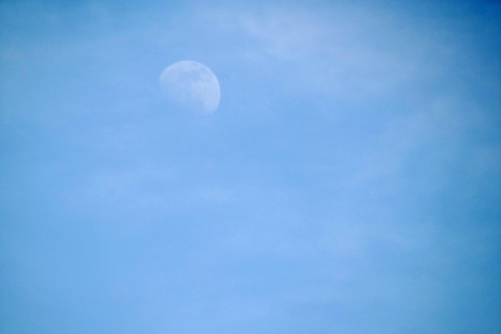 Hold és a kék ég