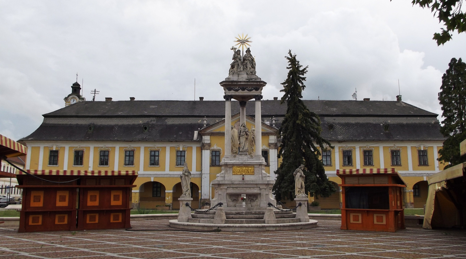 Városháza és a Szentháromság szobor
