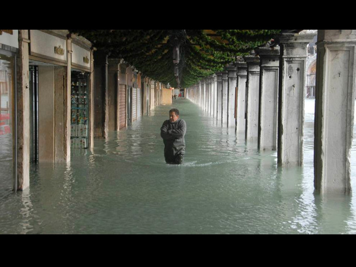 34VENISE ET LA PLUIE (raymond).008