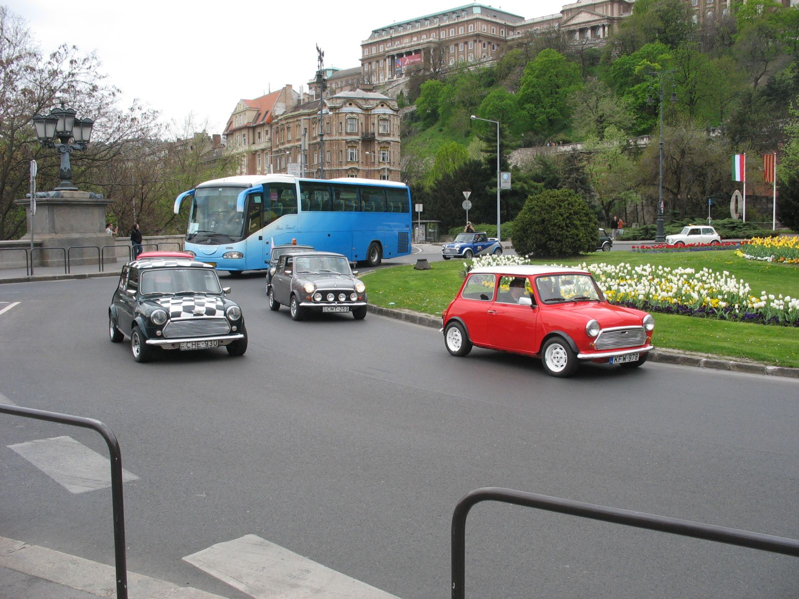 Mini Morrisok a Clark Ádám téren