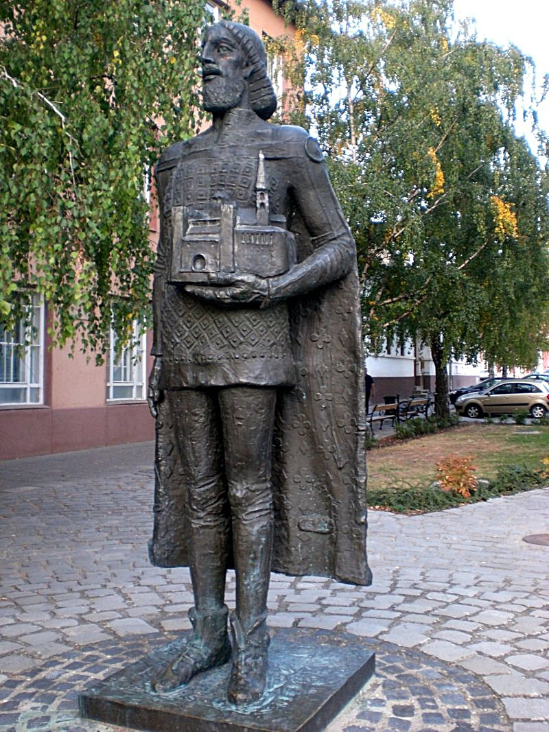 Baja III. Béla szobor a gimnázium előtt