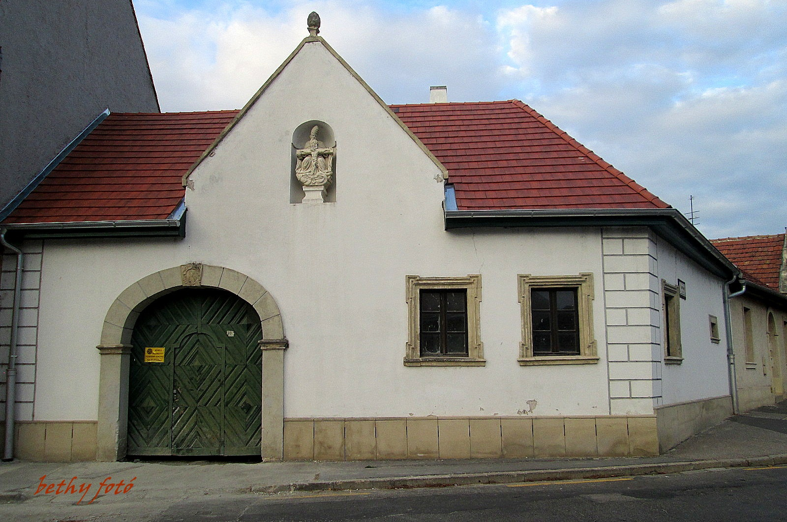 Felújított Ponzichter-ház szoborral