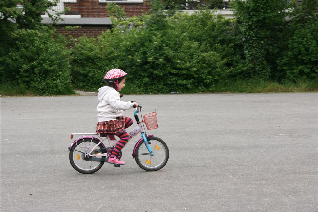 Hanni mindeközben rójja a köröket a biciklin