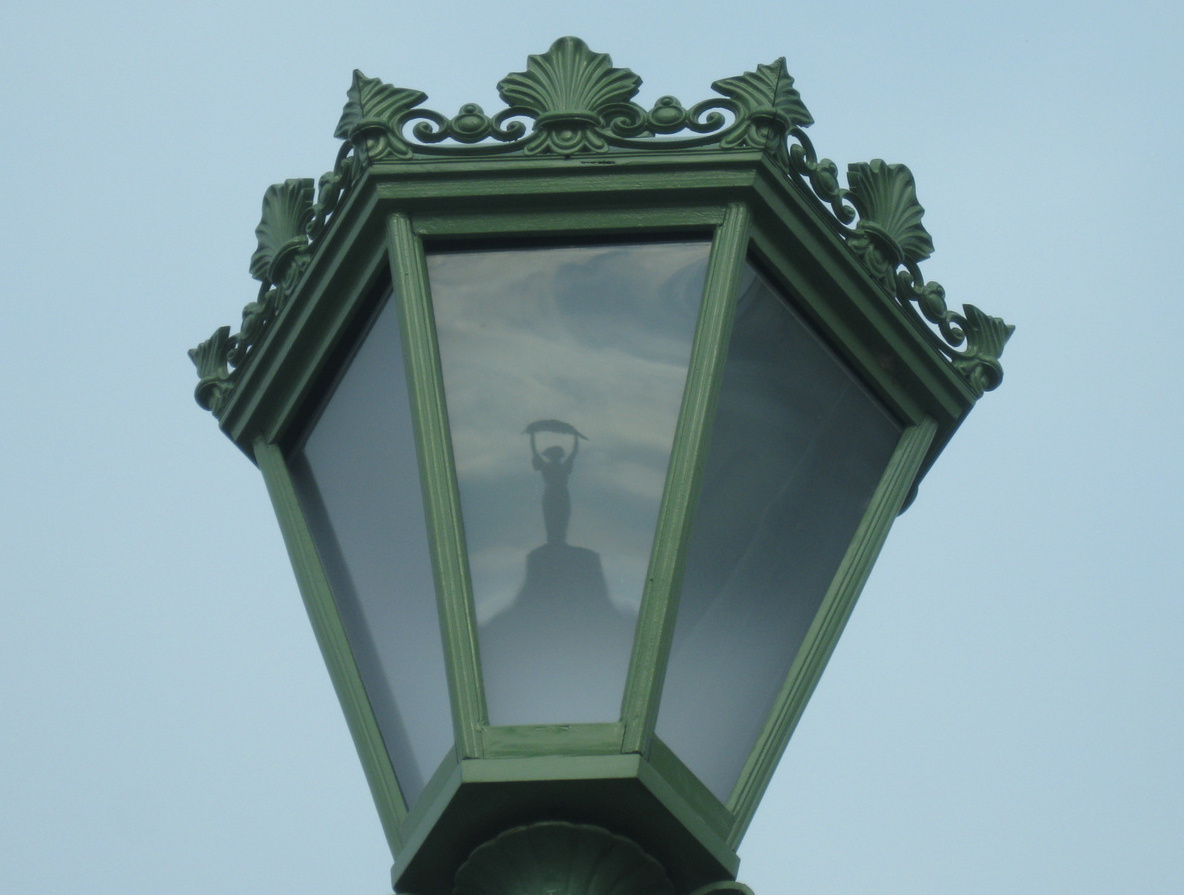 Lámpa és tükör egyben a Szabadság-hídon
