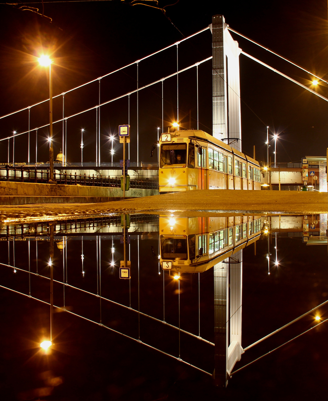 Álló villamos tócsával az Erzsébet-hídnál