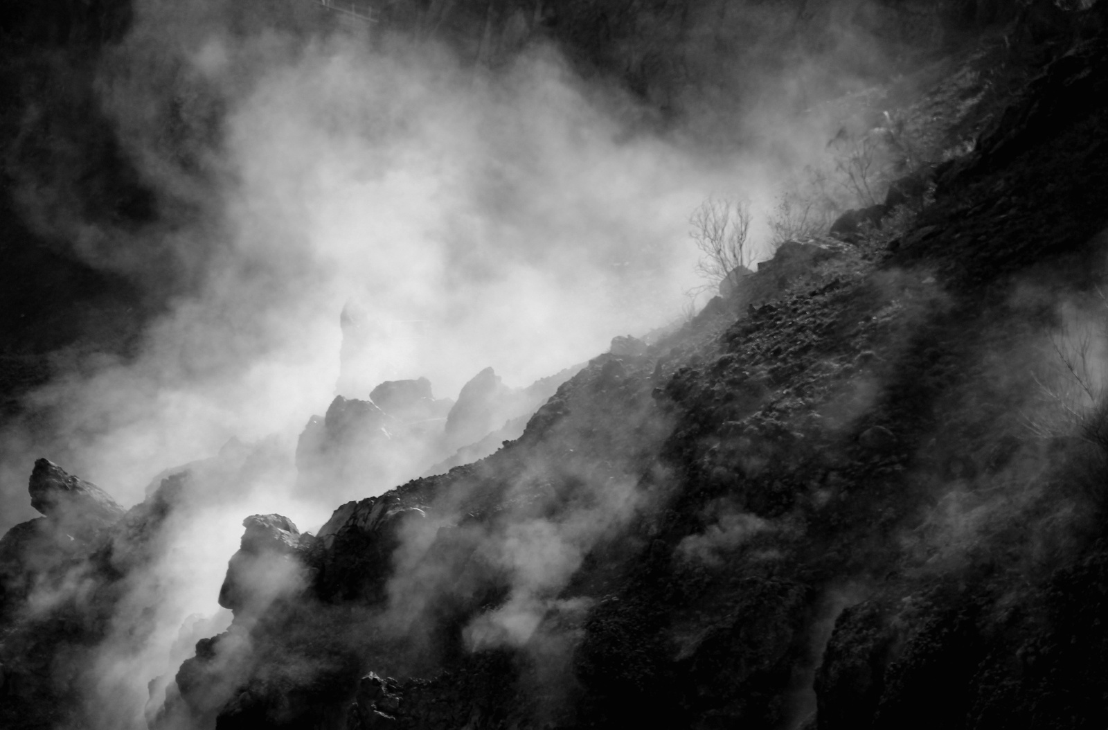 Ellenfényben füstölgő Vezúv
