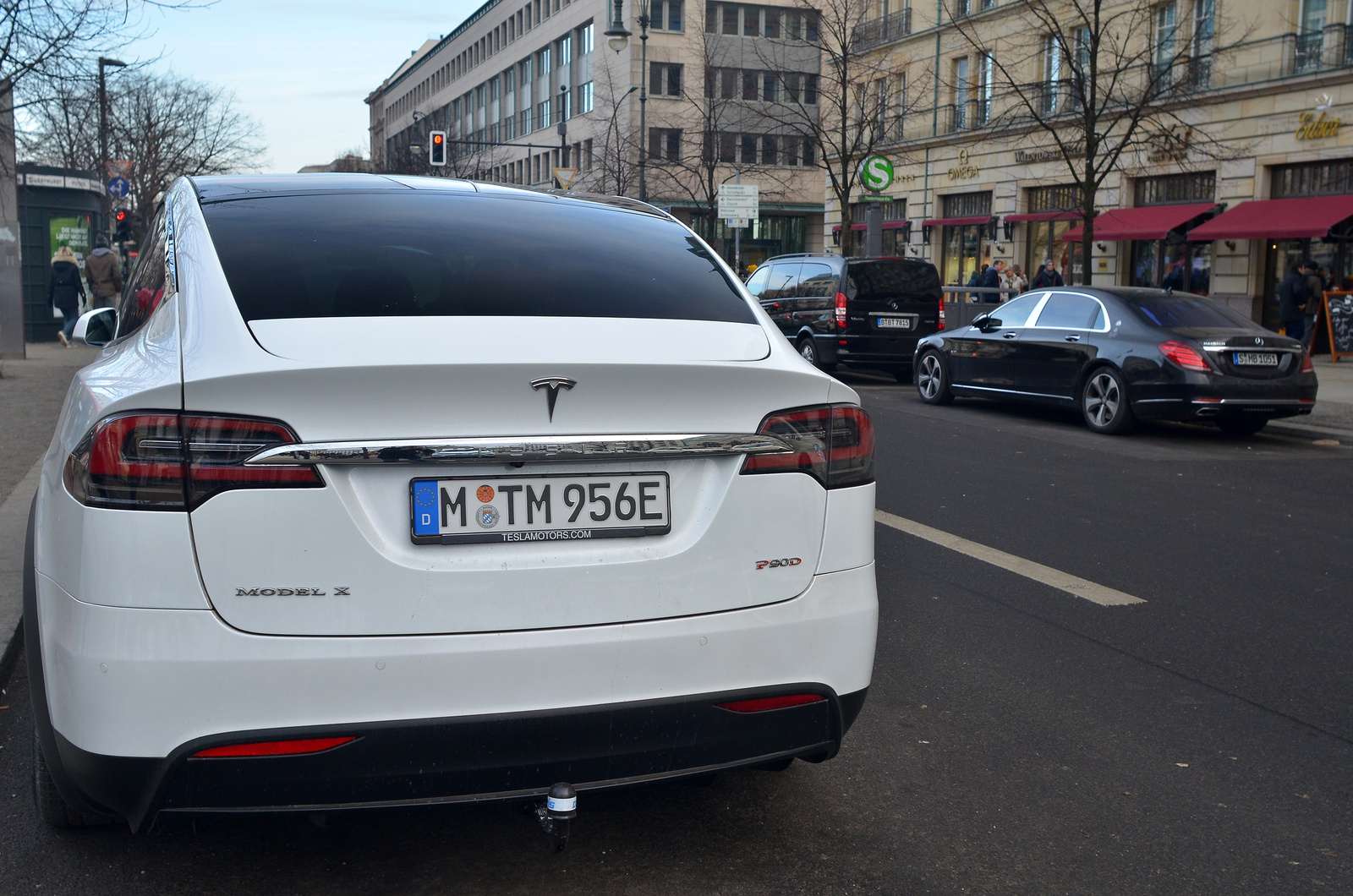 Tesla Model X - Mercedes-Maybach S600