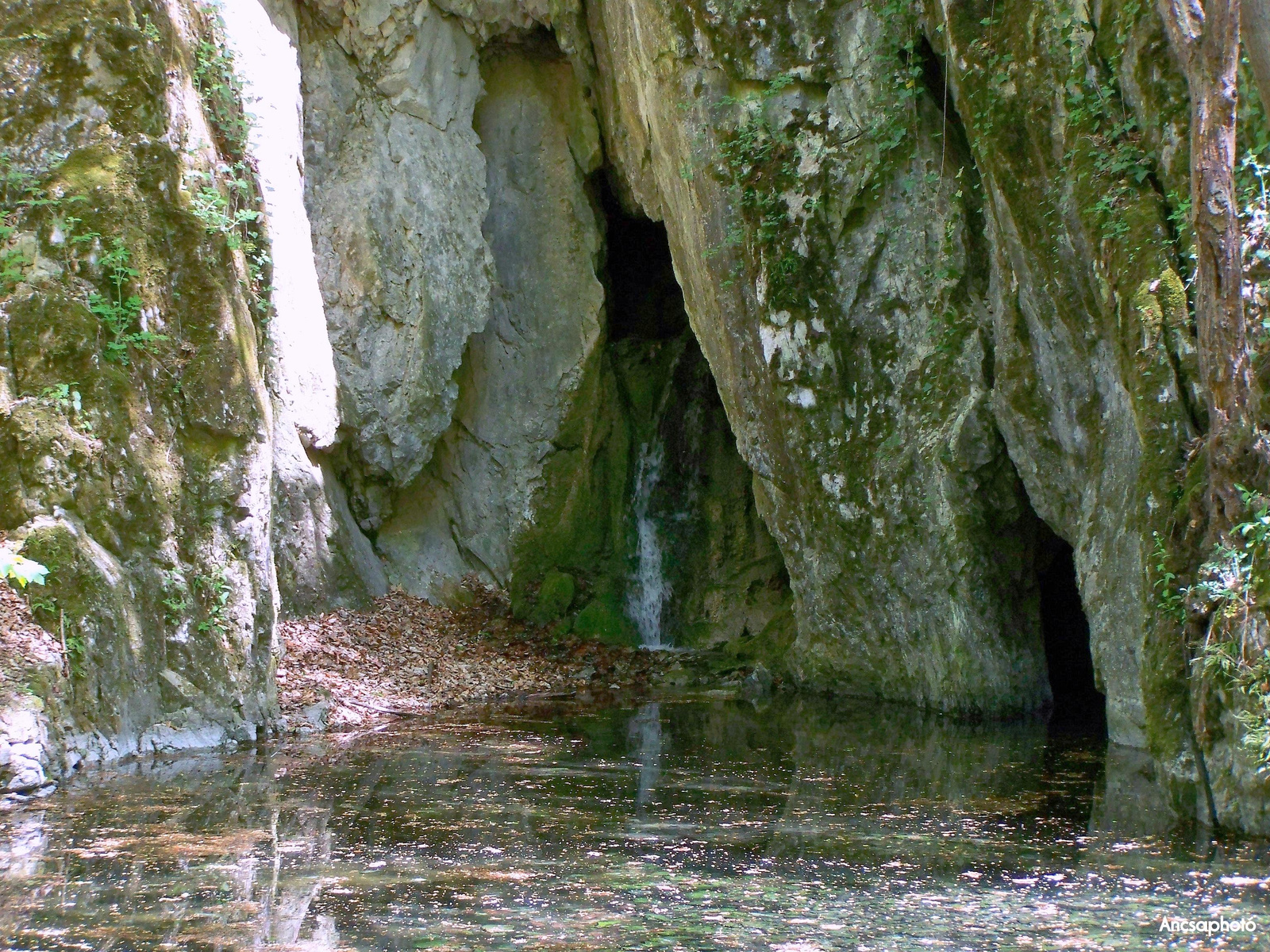 Barlangból vízesés