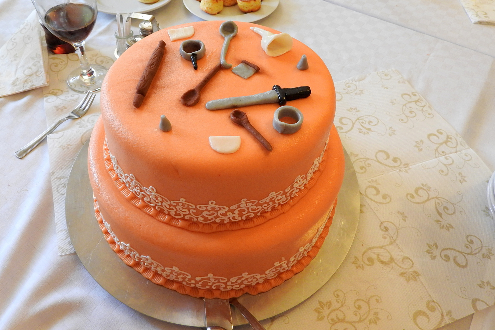 Ballagási torta marcipán cukrász kellékekkel