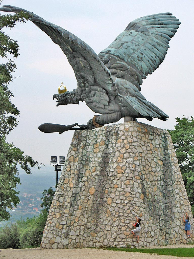 Tatabánya Turul szobor