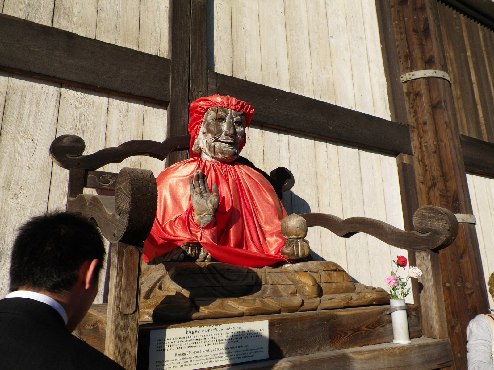 A templom építését felügyelő szerzetes szobra.