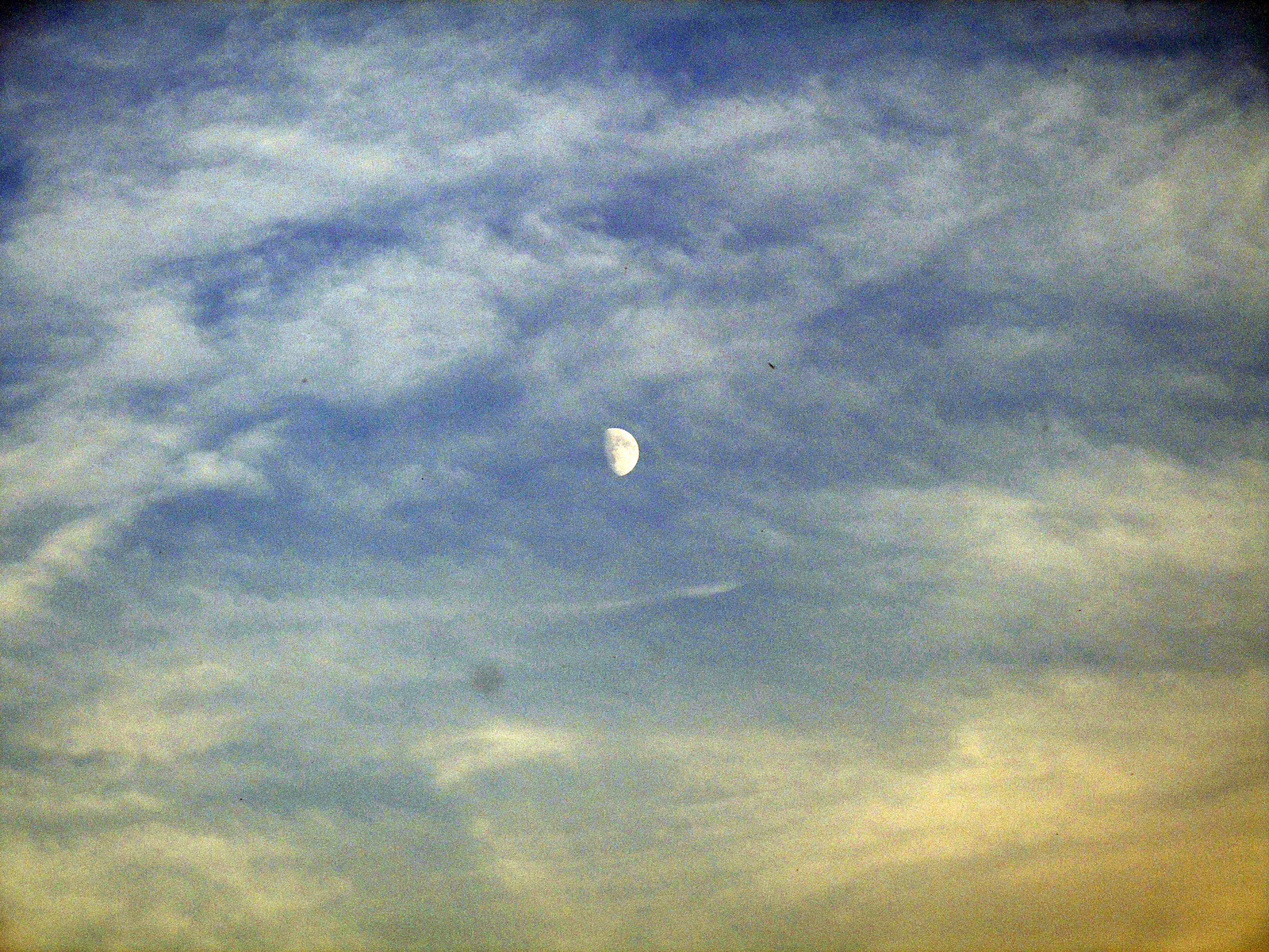 Felhők közt a Hold
