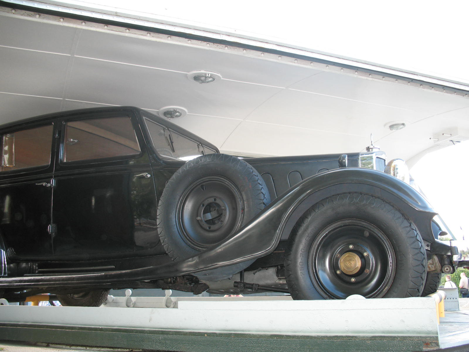 Horthy autószállító vagonja, Maybach Zeppelinnel