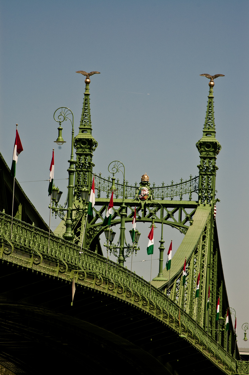 híd zászlókkal