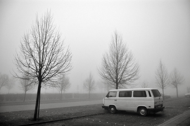 auto a ködben